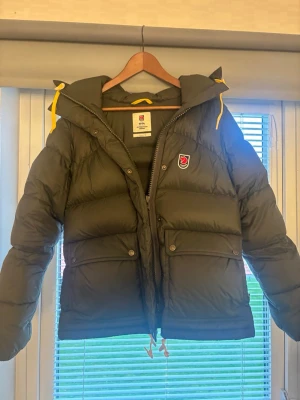 Fjällräven Expedition dunjacka S - Fjällräven Expedition Down Lite dunjacka i Deep Forest färgen. riktigt puffig och snygg passform. Den är köpt i oktober detta året och använd fåtal gånger. Inga defekter alls och har inte hunnit ”puffa ur sig” än. Köpt för 7499kr på naturkompaniet och i bra skick. 🌸