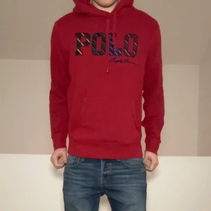 Röd Ralph Lauren tröja - Säljer en sjukt fet röd hoodie från Polo Ralph Lauren. Strl M och sitter som M. Tröjan är i bra skick och har en sjuk fet Polo-logo på framsidan. Hör gärna av er vid frågor eller funderingar!!