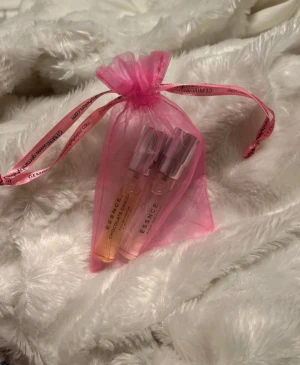 Essnce parfym testers - Två trendiga miniparfymer från ESSNCE: Chocolate Chaud och High on Chai. Perfekta att ta med i väskan och byta doft efter humör. Kommer i en söt rosa påse. Eau de Parfum. 8 ML.