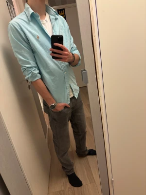 Turkos skjort från Ralph Lauren - En snygg turkos skjorta från Ralph Lauren i storlek L. Perfekt nu till jul!