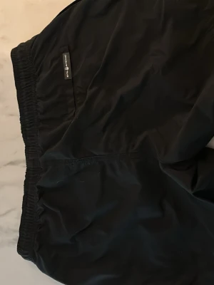 Badshorts från sailracing  - Stiliga badshorts från sailracing, använd 1 gång. Exakt som nya. Riktigt luftiga o sköna att ha på sig 