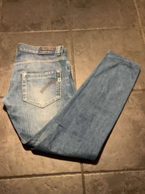 Dondup Jeans - Säljer ett par riktigt feta Dondup Jeans | Storlek: 33 | Modell: Richie, dvs slim/straight, sitter väldigt likt George men lite mer loose | Skick: 9/10, inga defekter | Nypris: 3500kr, men vårat är endast 795! Hojta gärna till vid intresse.