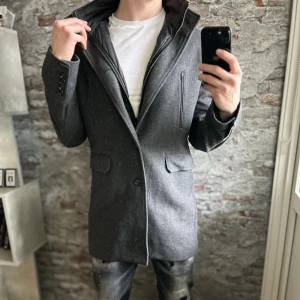 J.lindeberg Rock + Väst - Mycket fint skick, inga defekter. Avtagba är väst! J.lindeberg loggan finns på armen. Storlek 48/S passar dig som är mellan 178-188cm ungefär. Nypris ca 4000kr. Modellen är 185 cm, 79 kg. Passar bra nu till vintern. Skriv för mer information!🤝