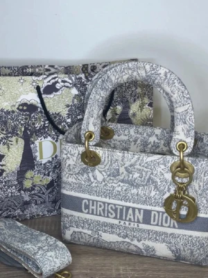 Lady d väska  - Säljer denna lady d väskan helt ny och en axelrem medföljs, billigt och bra pris! Kvitto finns 