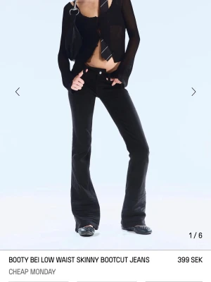 Cheap monday jeans - Helt nya aldrig använda men var lite för stora även att de jag har fått inte har silvriga knappar, de på weekday säger att det nog är för att de med silvriga knappar är slut i lager och att jag då fått ett par från tidigare säsong. Så de jag fått har guldiga/roseguldiga knappar. Jättesnygga och med rosa märke där bak. Nypris 400. Skriv för frågor. 