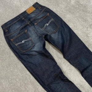 Nudie Jeans - Nudie Jeans | Modell: Thinn Finn | Skick 9/10 mycket bra | Nypris ca 2500kr | Mitt pris 799kr | Midja: 38.5cm | Ytterbenslängd: 109cm | Benöppning: 17cm | Lår: 27cm | Kom gärna pm vid frågor eller funderingar | Postas eller möts upp i Gävle!