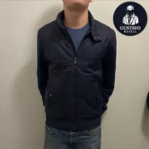 Tja. Säljer denna Ralph Lauren cardigan i storlek M. Nypris runt 3000 kr. Fint skick utan några defekter. Tveka inte på att ställa frågor! 🙌