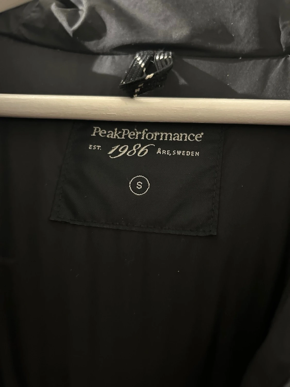 Svart Peak Performance pufferjacka S - 3