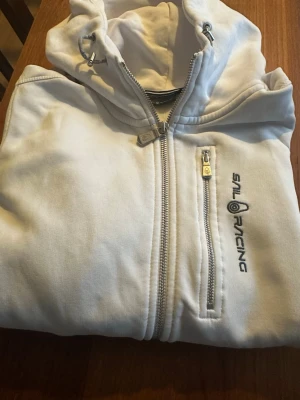 Sail racing zip hoodie - Vit zip hoodie från sail racing i storlek 176  som jag säljer. Nypris 999 mitt pris 299