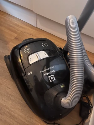 Dammsugare - Säljer vår dammsugare från Electrolux, fullt fungerande. Lite repor uppe på men inget som påverkar dammsugaren.  Obs! Filter och dammsugarpåse ingår ej.