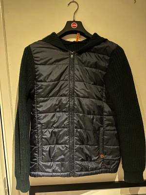 Cardigan  - Snygg cardigan i mycket bra skick, eftertraktad jacka så passa på