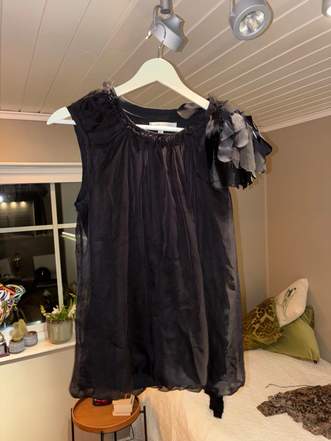 Fin och exklusiv of shoulder blus från Moods of Norway  - 1