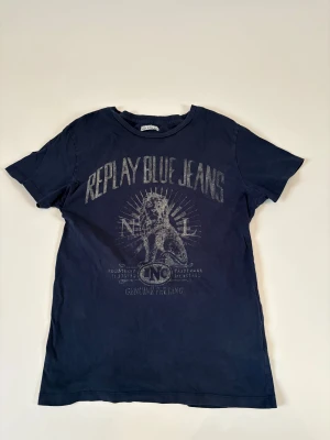 Replay T-shirt  - Jättesnygg replay tröja. Lite smutsig och ett litet hål vid taggen  annars Skick:7.5/10 | vid frågor skriv jättegärna. storlek S