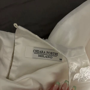 Vit klänning perfekt till student.  - Vit klänning perfekt till studenten exempelvis! Storlek 38. Och endast använd på studenten! 