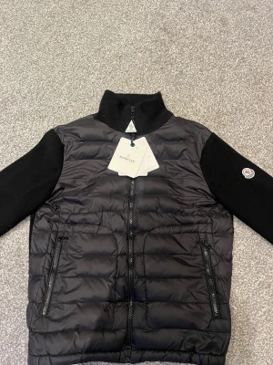 Moncler Cardigan Svart Strlk M - Hej! Säljer min Moncler Cardigan i Strlk M. Den är i mycket bra skick och har tagits hand om väl! Nypris: 9999kr, mitt pris: 2999kr. Pris kan diskuteras! 