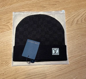 L och V mössa - En L och V mössa fraktar samma dag pris kan diskuteras vid snabb affär.