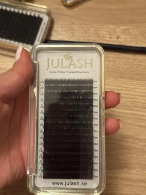 Julash Golden Edition fransförlängning mix - Säljer ett mixat set med svarta fransförlängningar från Julash Golden Edition. Fransarna är i olika längder från 7mm till 15mm och har en tjocklek på 0.20 D. Perfekt för dig som vill ha volym och snygg böj på fransarna. Kommer i en praktisk plastask.