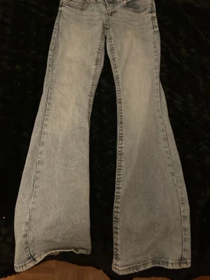 Bootcut ljusblå jeans från Gina tricot💕 - Bootcut jeans i ljusblå färg från Gina tricot i storlek 34. Modellen har bootcut modell och klassisk femficksdesign. Jeansen är tillverkade i jeansmaterial med dragkedja och knapp framtill. Snyggt slitna detaljer vid benslut för en cool look. Pris kan diskuteras!💕