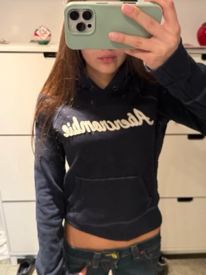 vintage abercrombie & fitch hoodie - authentic vintage mörkblå Abercrombie & fitch hoodie! Storlek M! Coola sömmar! Bra skick förutom att dragskon är borta.