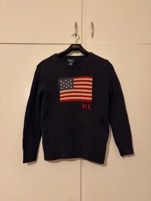 Ralph Lauren USA Tröja - Säljer en USA Ralph Lauren stickad tröja. Passar perfekt nu till Jul, som en present eller bara behålla själv. Storlek XS
