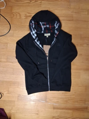 Burberry - Burberry tröja svart storlek L. Bara använd några gånger av mig men det finns inga tecken på användning. Hög kvalitet, inte färgad så fortfarande mörkt svart färg. Perfekt för under vintern då den är tjock och varmt. Pris 1300kr eller bud