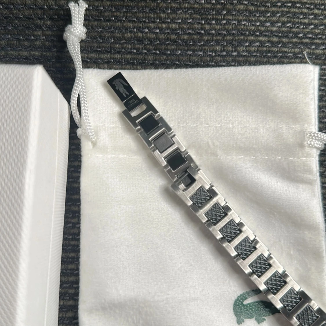 Silverfärgat armband från Lacoste - 1