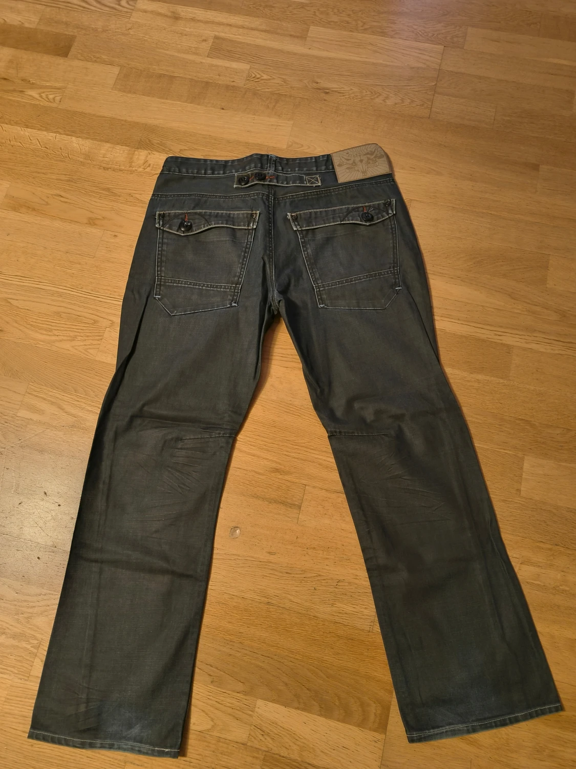 Mörkblå jeans med knappar bak - 3