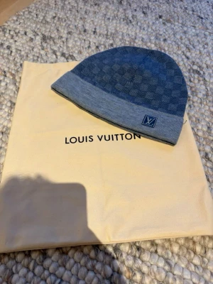Louis Vuitton mössa - Riktigt snygg LV mössa. Aldrig använd skriv gärna vid intresse!