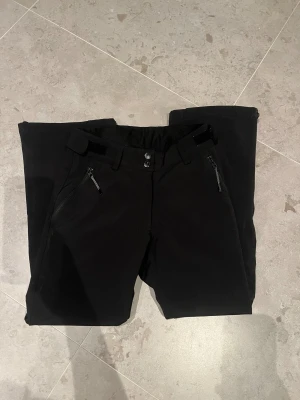 Mc Kinley Skidbyxor  - Säljer ett par för små Mc Kinley skidbyxor i st 152. Sitter supersnyggt och är utsvängda. Har dragkedjor på vaderna. Ganska lågmidjade nypris 800kr