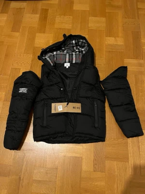 Burbberrry  jacka har storlek M  - Burbberrry  jacka har storlek M båda kan gå ner i pris vid snabb affär väldigt snygg varm jacka qr kod finns följ gjärna våran TikTok Scandinavia_market kan bli en väst och långarmad