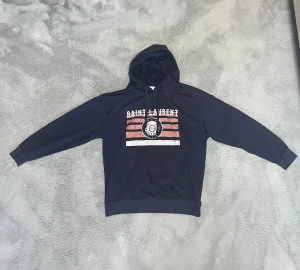 Saint Laurent Hoodie  - Navy Blue Yves Saint Laurent Hoodie Tröjan är använt mycket sparsamt och har inga defekter.   Tröjan är i storlek L   Priset går att ändras vid en mycket snabb affär!