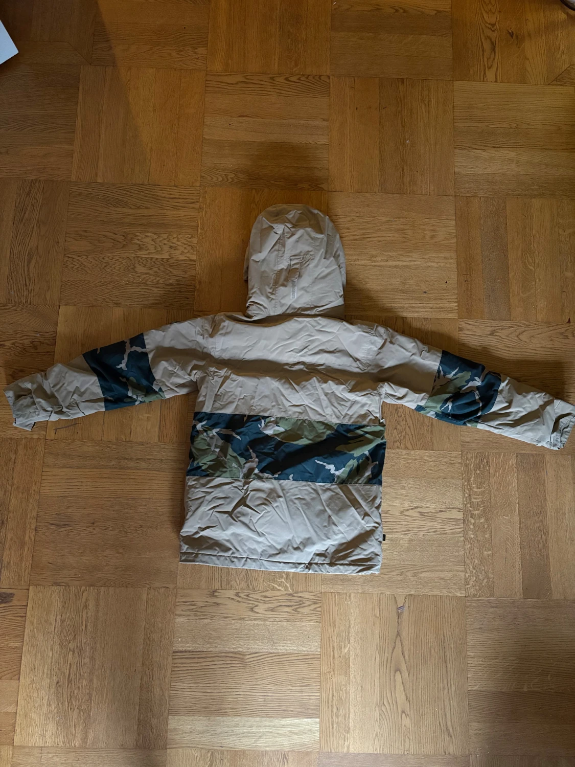 Beige Burton vinterjacka med camo detaljer - 1