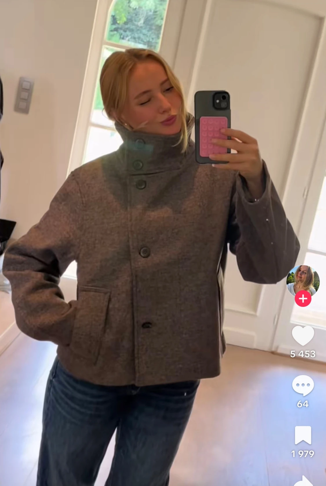 Brun kort kappa med hög krage