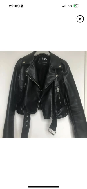 Svart skinnjacka från Zara - Snygg svart skinnjacka från Zara som knappt är använd, den är som ny🥰