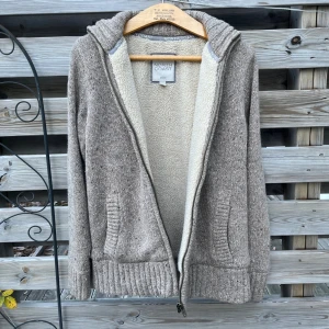 Stickad Fodrad Cardigan  - Sjukt snygg stickad/fodrad cardigan. Storlek S. Riktigt tjock och härlig. Fint skick. Hör gärna av er vid funderingar🙌🏻