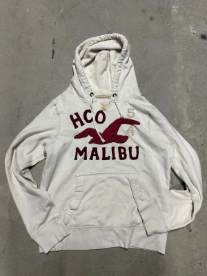 Vintage Hollister hoodie - Extremt eftertraktad och sällsynt vintage  Hollister hoodie! Grymt skick, inga defekter - ser exakt ut som på bild! Storlek L kan passa M med!. Skriv vid frågor!💬