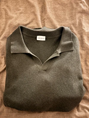 Tröja John Henric  - Tjena! Säljer en super snygg grön tröja från John Henric. Knappt använd och i mycket fint skick. 