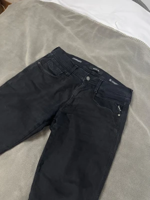 Replay anbass hyperflex  -  Modell: replay anbass hyperflex  Storlek: W31 L32 Mått 📏 👇 Midje mått: 40 cm längd: 104 cm Hör av dig vid frågor, funderingar, bilder eller pris förslag!   Mvh Jonatan 😁