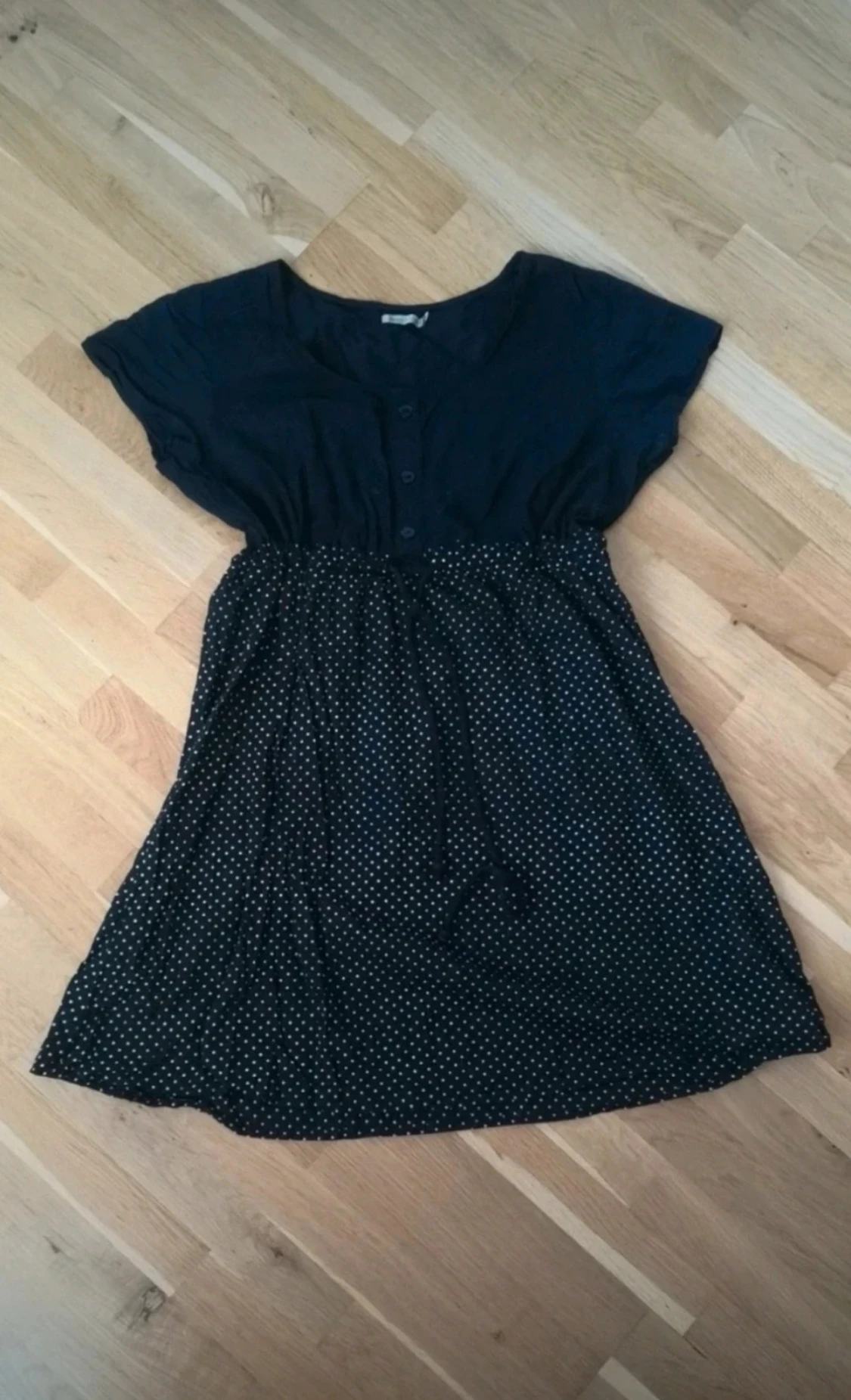 Prickig kortklänning med knappar