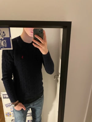 Mörkblå kabelstickad tröja Polo Ralph Lauren - Säljer en mörkblå kabelstickad tröja från Polo Ralph Lauren. Tröjan är i bra kvalité. 9/10 storlek XS-S. Säljer den för att den har blivit för liten. Modellen är circa 170-175.