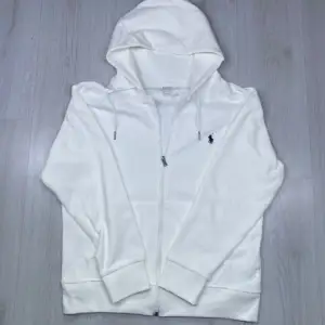  Vira Lauren tröja ok skick på grund av att dragkedjan är lite sliten men funkar fortfarande. Bara att höra av sig om intresserad 😁