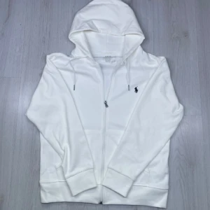 Ralph lauren tröja vit -  Vira Lauren tröja ok skick på grund av att dragkedjan är lite sliten men funkar fortfarande. Bara att höra av sig om intresserad 😁