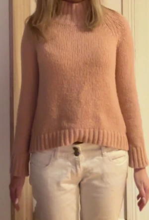 Ljusrosa stickad tröja med ribbade muddar - Mysig ljusrosa stickad tröja med polokrage, tröjan har knappt kommit till användning och är i väldigt bra stick!!🩷🩷