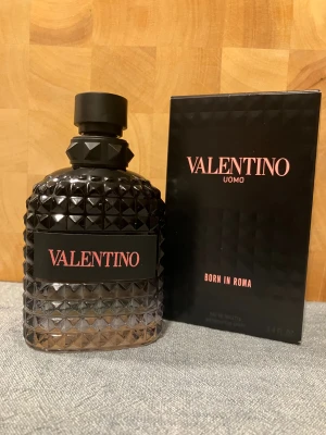 Valentino Uomo Born In Roma EdT - Stilren och modern parfym från Valentino. Born In Roma Uomo ger en exklusiv känsla och passar perfekt för dig som vill sticka ut. Volym: 100 ml. Eau de Toilette.