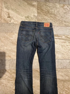 Levi's 527 blå jeans bootcut - Riktigt sköna Levis i den eftertraktade modellen 527 som har en diskret bootcut! St 32/32! Har två små flaws se bild 4,5! Hör av dig vid ytterligare frågor! Mvh Henry 