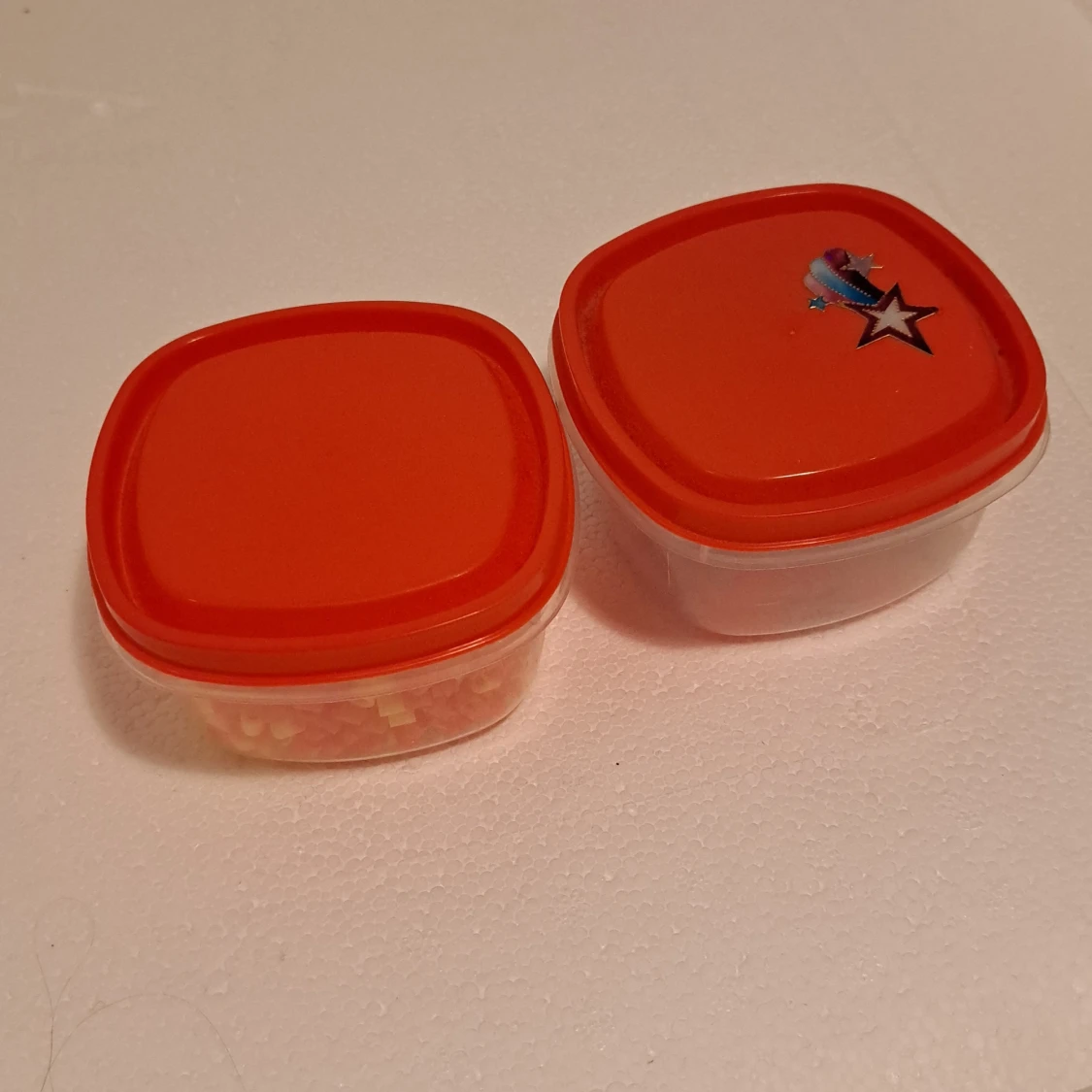 Två burkar med pärlor i blått, gult och orange - 2