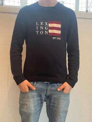 Stickad Lexington tröja  - Stickad lexington tröja  herr| pris:499kr| storlek: L, men passar M| skick:9,8/10| hör av dig vid minsta lilla fundering eller fråga|