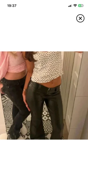 Svarta bootcut skinnbyxor  - Svarta bootcut skinnbyxor, i bra skick. (Lånade bilder)