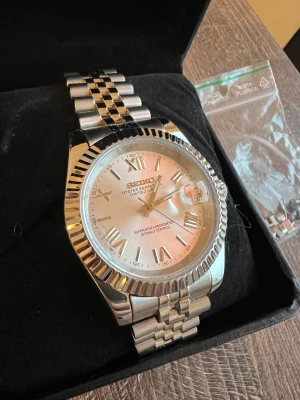 Seiko mod - Fin seiko mod som passar alla tillfällen. Säljer då den tyvärr inte kommer till användning. Väldigt sparsamt använd. Medföljer extra länkar.