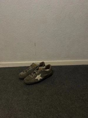 Golden goose superstar - Golden goose skor storlek 41. Skick 7/10. Ingen skolåda då lite lägre pris